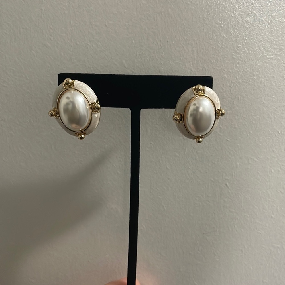 Vintage French style faux Pearl stud earring